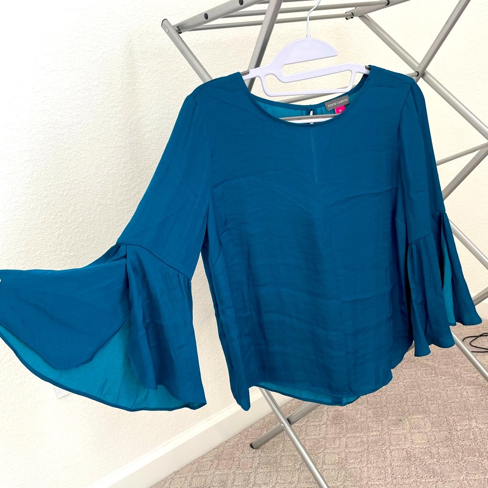 Vince commuter bell sleeve silk blouse. Size xs. Emerald colour.